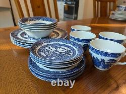 20 Piece Johnson Brothers England Blue Willow 4 Place Setting Ironstone EUC