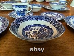 20 Piece Johnson Brothers England Blue Willow 4 Place Setting Ironstone EUC
