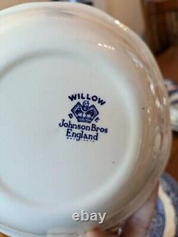 20 Piece Johnson Brothers England Blue Willow 4 Place Setting Ironstone EUC