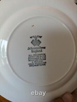 20 Piece Johnson Brothers England Blue Willow 4 Place Setting Ironstone EUC