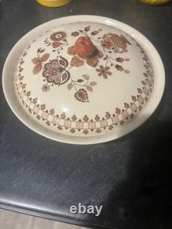 Johnson Bros Stafford Shire Jamestown Hand Engraving Dinnerware Set (110pcs) Johnson Bros Stafford Shire Jamestown Hand Engraving Dinnerware Set (110pcs)