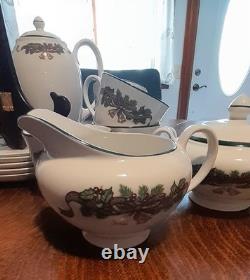 Johnson Bros Victorian Christmas Teapot withCreamer & Sugar Bowl & 6 Cups/Saucers