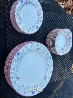 Johnson Brothers China, 45-piec set. Summer chiza pattern. Set teacup& plates
