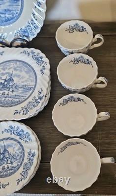 Johnson Brothers TULIP TIME BLUE, WHITE Background 25 Piece Set FOUR SETTINGS