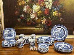 Lot of 31 Pieces JOHNSON BROTHERS WILLOW Classic Willow Blue England
