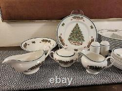 VTG JOHNSON BROTHERS VICTORIAN CHRISTMAS 39pc. DINNERWARE SET MADE IN ENGLAND