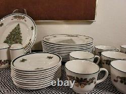 VTG JOHNSON BROTHERS VICTORIAN CHRISTMAS 39pc. DINNERWARE SET MADE IN ENGLAND