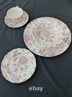 VTG Johnson Brothers Rose Chintz 5 PCS, 4 Place Settings, England
