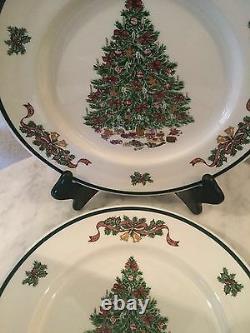 Vintage Johnson Bros Victorian Christmas 5 Dinner Plates. Made In England